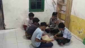 Bersama Remaja, Brigadir Warli Tadarusan Usai Sholat Tarawih Berjamaah