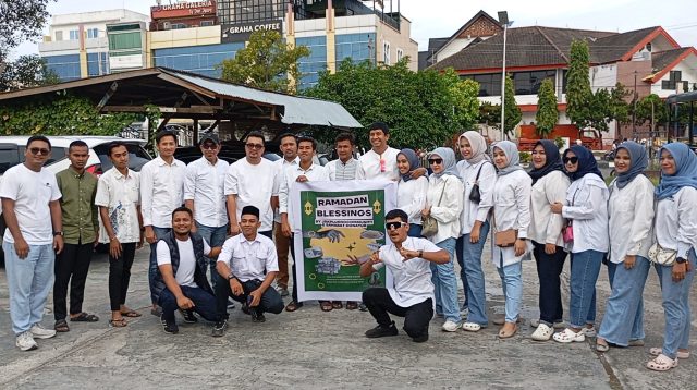 Jak Plueng Community Gelar “Ramadhan Blessings”, Bagikan 90 Paket Sembako dan Santunan untuk Bilal Masjid dan Marbot