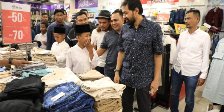 Mualem Boyong 120 Anak Yatim Belanja Baju Lebaran