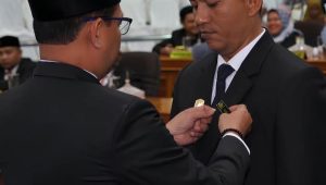 Ketua DPRK Aceh Tamiang Menyematkan PIN Kepada Syarifuddin Penggantian PAW