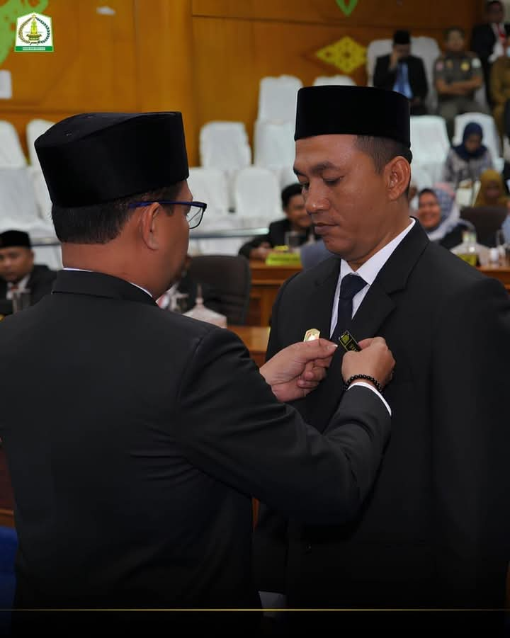 Ketua DPRK Aceh Tamiang Menyematkan PIN Kepada Syarifuddin Penggantian PAW