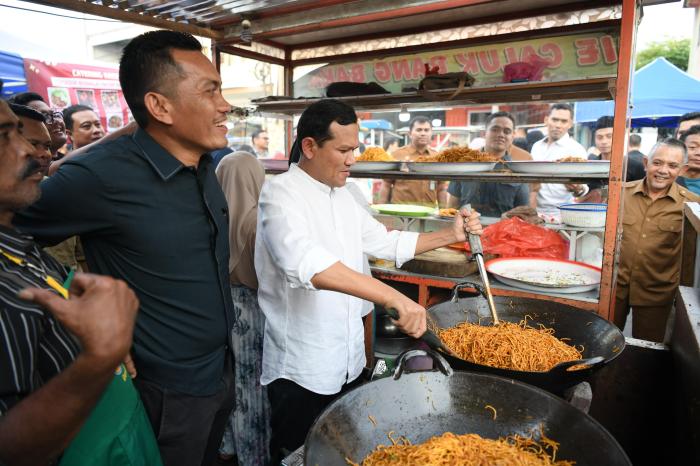 Wagub Fadhlullah Borong Takjil di Pasar Ramadhan Cemerlang