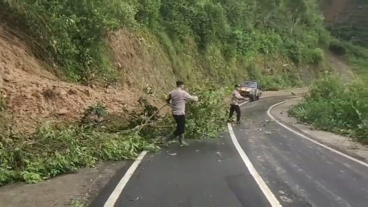 Tanggap Cepat! Personil Polsek Pintu Rime Gayo Pastikan Akses Jalan Aman Pasca Tanah Longsor