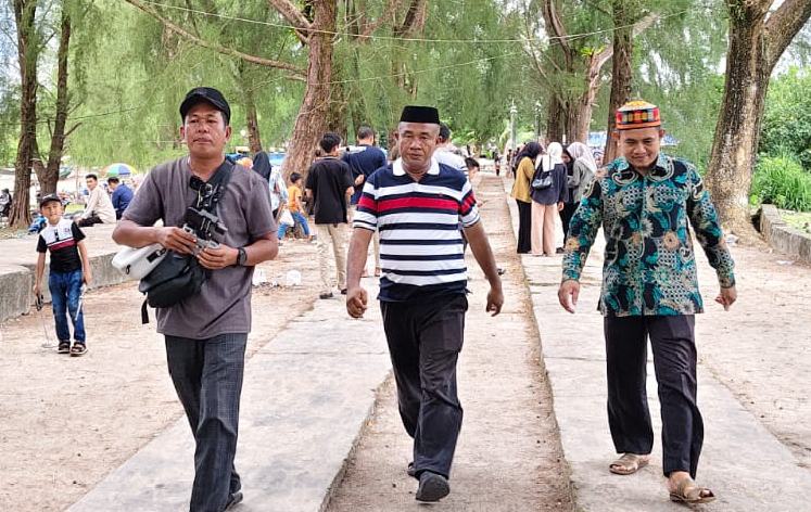 Masih Dalam Suasana Idul Fitri 1446 H, Camat Simeulue Cut Berkunjung ke Wisata Makam Tengku Diujung