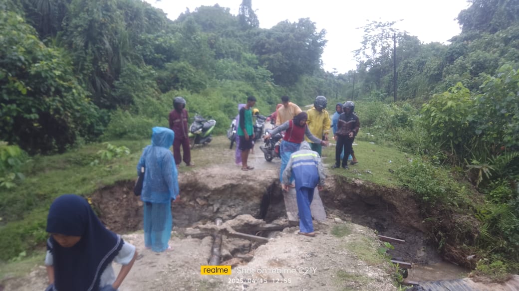 Jembatan Nanglis Desa Langi Rusak Parah, Warga Minta Perhatian Pemerintah Simeulue