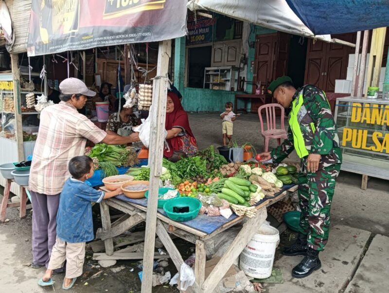 Babinsa Koramil 02/Bambel Cek Harga Sayur Mayur Di Pasar Tradisional
