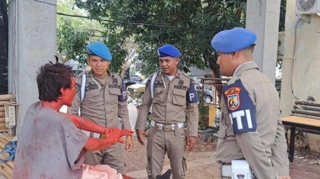 Satpol PP Banda Aceh Tertibkan Pria Berlumur Tinta Merah yang Mengaku Iblis Hellboy