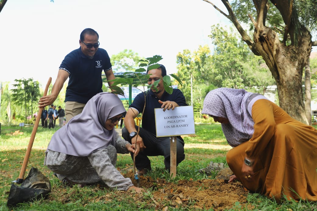Semangat Hari Bumi, UIN Ar-Raniry Tanam Ratusan Pohon Matoa