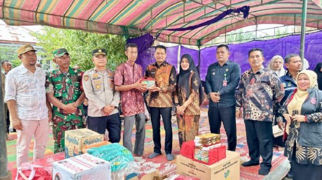 Pemkab Aceh Timur Hadir di Tengah Warga, Bantu Korban Kebakaran di Pantee Bidari