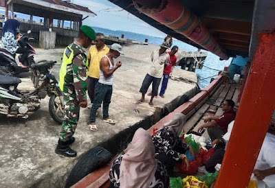Babinsa Amankan Mudik Lebaran di Pelabuhan Pulau Banyak