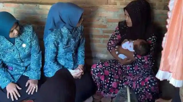 KETUA TP-PKK ACEH TAMIANG BESUK BAYI HIDROSEFALUS DI RANTAU