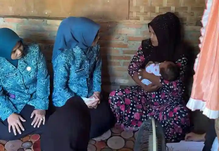 KETUA TP-PKK ACEH TAMIANG BESUK BAYI HIDROSEFALUS DI RANTAU