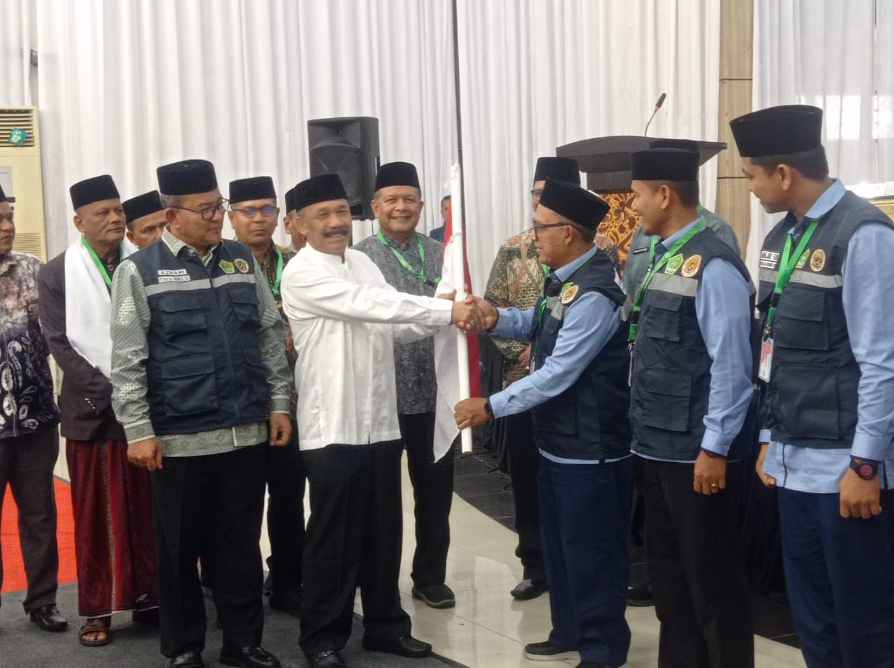 Sarjani Lepas Jemaah Pidie, Serahkan Bendera untuk Ketua Kloter 8 Zarkasyi