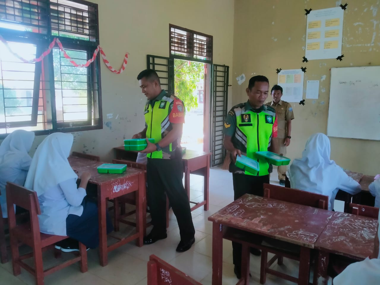 Babinsa Koramil 20/Bandar Dua Dampingi Pendistribusian Makanan Bergizi Gratis di SMP Negeri 1 Bandar Dua