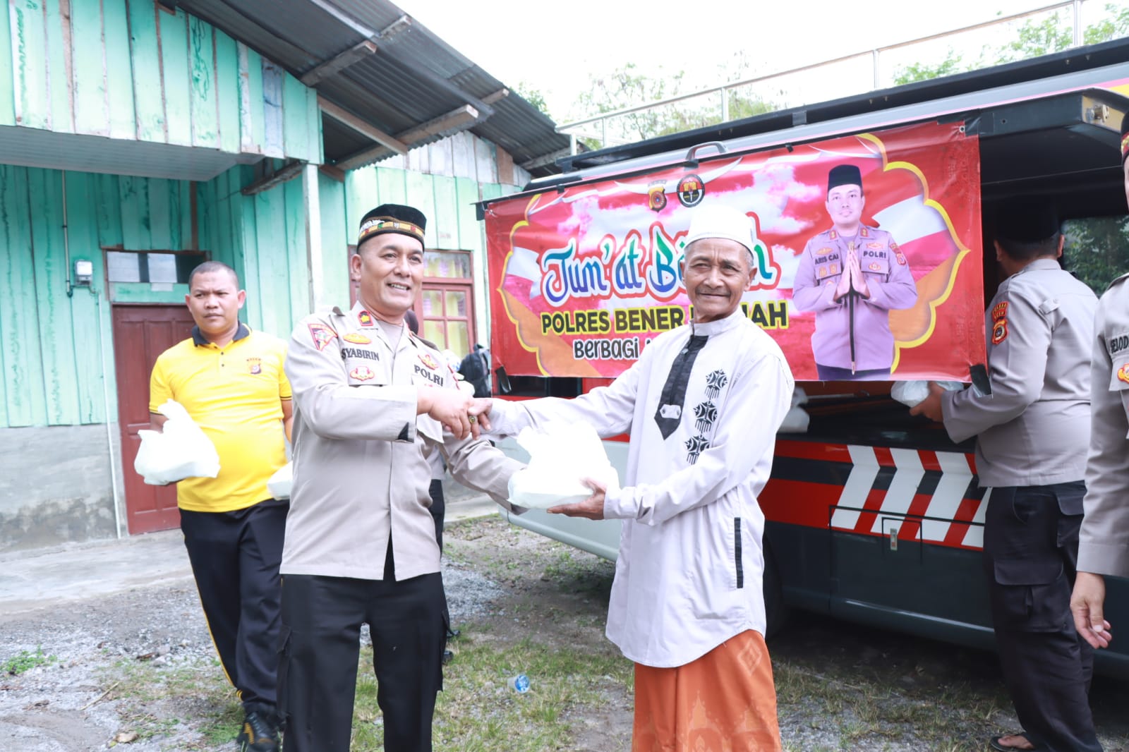 Berbagi Kebahagiaan di Jumat Berkah, Polres Bener Meriah Bagikan Nasi Kotak kepada Warga Kampung Karang Rejo