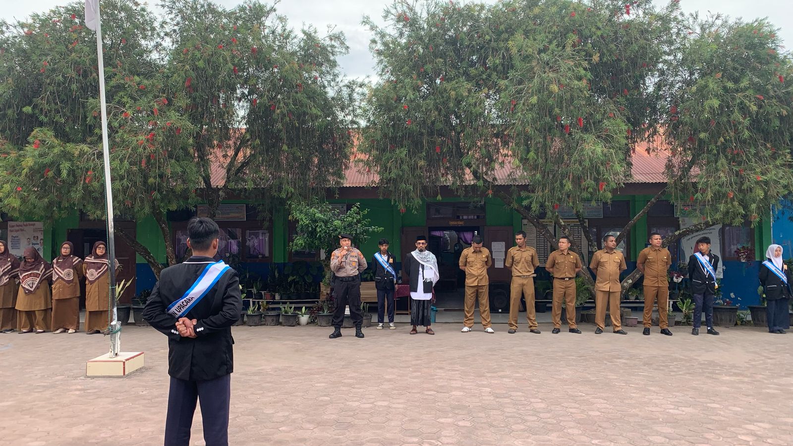 Kasat Samapta Polres Bener Meriah jadi pembina upacara di SMPN 1 Bukit, sampaikan pesan penting soal narkoba dan bullying