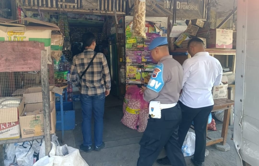 Viral di Medsos, Langsung Ditindak! Polsek Weleri Amankan Puluhan Botol Miras dari Sebuah Kios – Diduga Langgar UU Minol dan Perda!