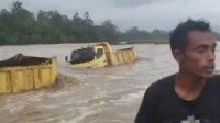 Saat Ambil Pasir, Dua Truk Hanyut Terseret Air Sungai Tiro Pidie