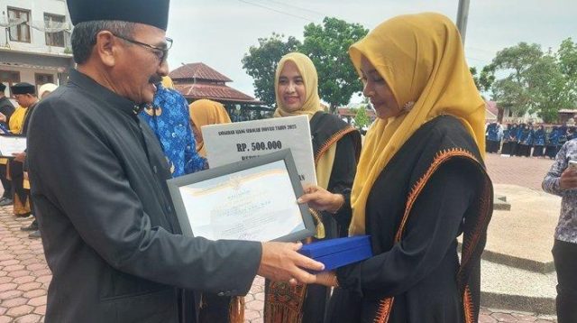 Peringati Hardiknas, Belasan Guru di Bireuen Dapat Penghargaan Inovasi, Peserta Berpakaian Aceh