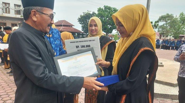 Peringati Hardiknas, Belasan Guru di Bireuen Dapat Penghargaan Inovasi, Peserta Berpakaian Aceh
