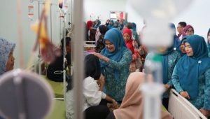 Peringati Hari Talasemia Sedunia, Istri Wakil Gubernur Aceh Santuni Pasien Talasemia di RSUDZA