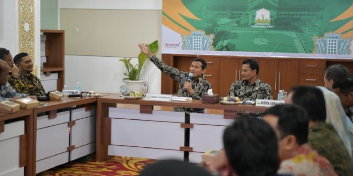 Wagub Fadhlullah Pimpin Rapat Percepatan Pembentukan Koperasi Desa Merah Putih