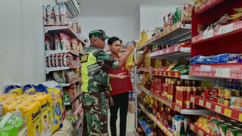 Menjelang Hari Raya Haji Tidak Lama lagi Babinsa Sambangi Alfamart Cek Ketersediaan Logistik