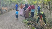 Antipasi Banjir Musim Hujan , Babinsa Koramil 22 / Ulim Gotong Royong Bantu Warga Bersihkan Parit di Desa Cot Setui