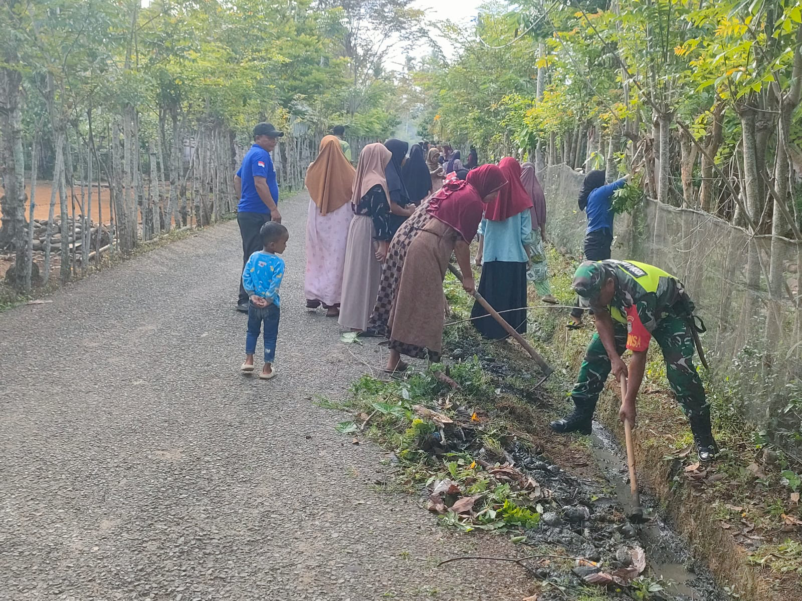 Antipasi Banjir Musim Hujan , Babinsa Koramil 22 / Ulim Gotong Royong Bantu Warga Bersihkan Parit di Desa Cot Setui