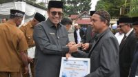Bupati Aceh Tengah Serahkan Penghargaan Bagi Insan dan Lembaga Berprestasi di Momen Harkitnas