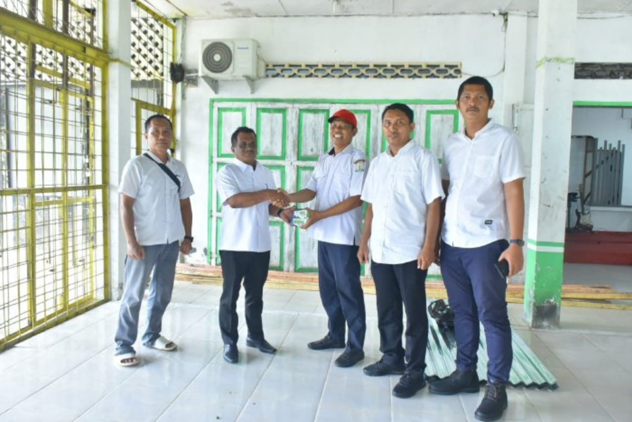 TERDAMPAK PUTING BELIUNG, WABUP ISMAIL SERAHKAN BANTUAN UNTUK SLB ACEH TAMIANG