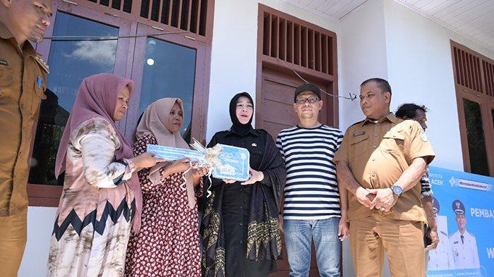 Wali Kota Illiza Serahkan Kunci Rumah Layak Huni untuk Warga Ilie, Dibangun dari Dana Pokir Musriadi