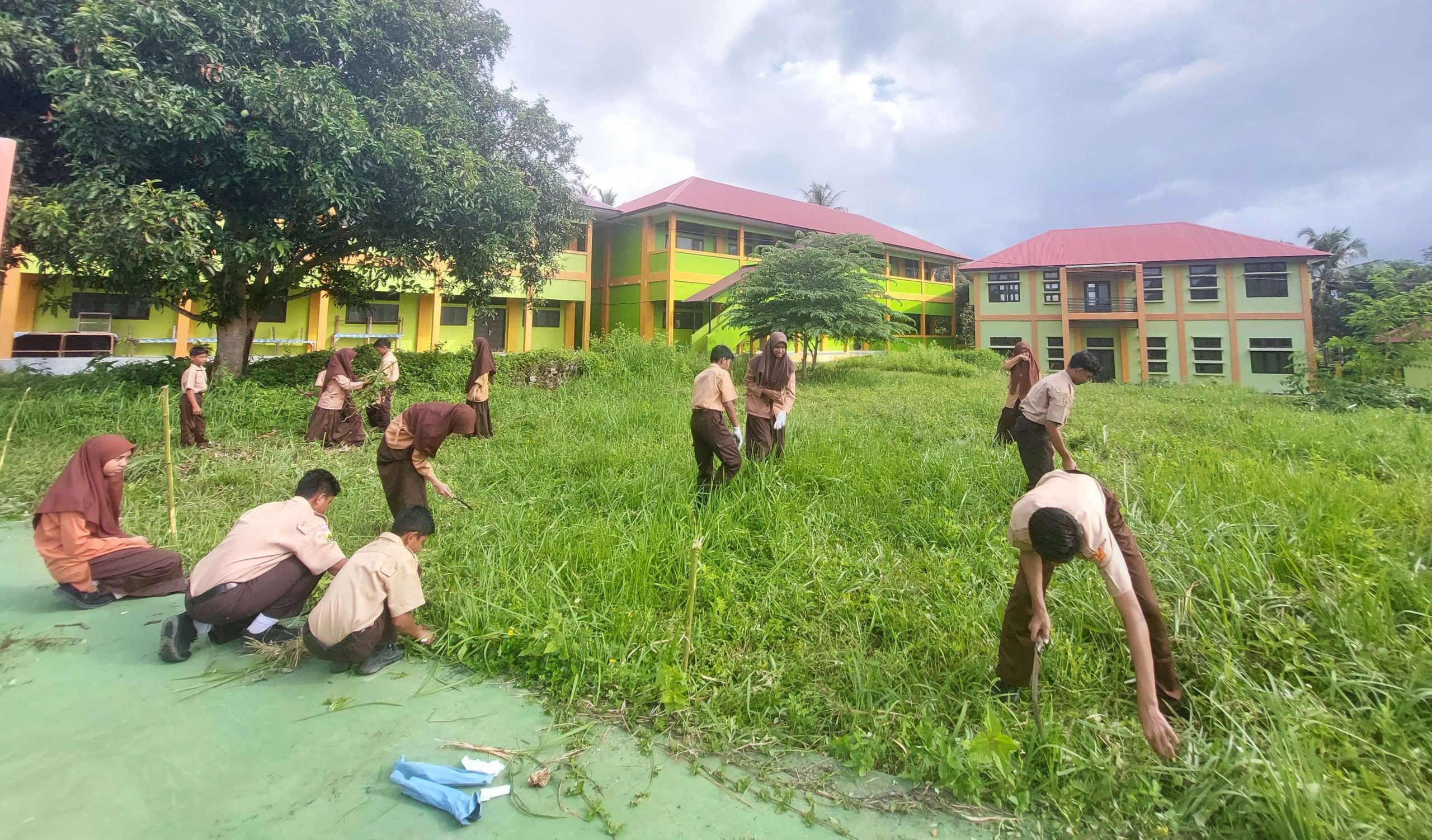 Peringati Hardiknas, Sekolah di Sabang Gotong Royong