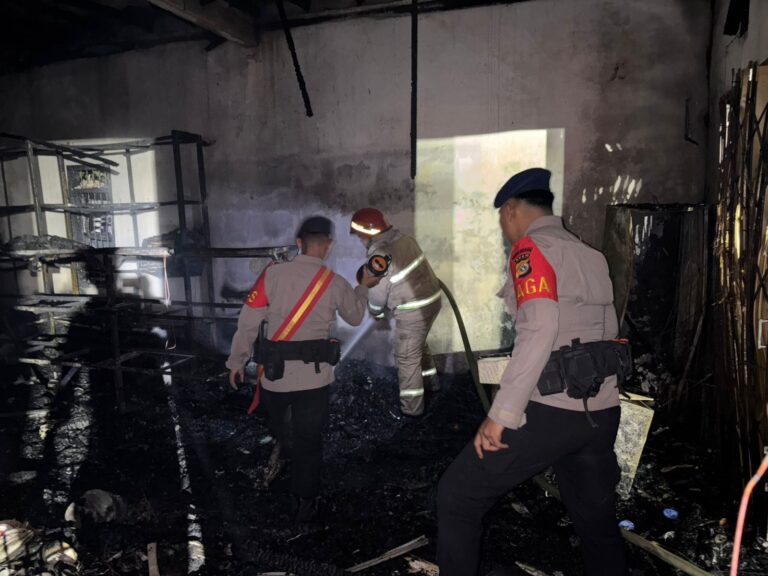 Personel Brimob Polda Aceh Laksanakan Quick Response Penanganan Kebakaran di Aceh Besar