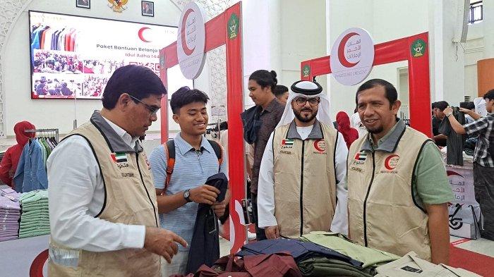 UIN Ar-Raniry Banda Aceh Salurkan Hadiah dari UEA Berupa 1.000 Paket Pakaian dan 20 Sapi Kurban