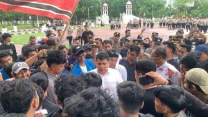 Massa Aksi GAM di Kantor Gubernur Aceh Bubarkan Diri, Usai Negosiasi dengan Polisi