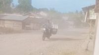 Warga Keluhkan Jalan Berdebu di Kota Bahagia, Aceh Selatan