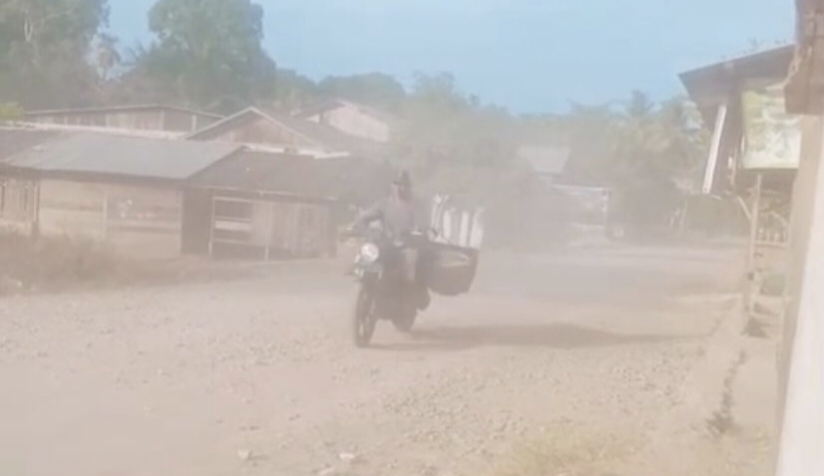 Warga Keluhkan Jalan Berdebu di Kota Bahagia, Aceh Selatan