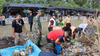 Polisi dan Warga Bersihkan Pantai Meurah Setia, Bagi-bagi Paket Sembako