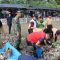 Polisi dan Warga Bersihkan Pantai Meurah Setia, Bagi-bagi Paket Sembako