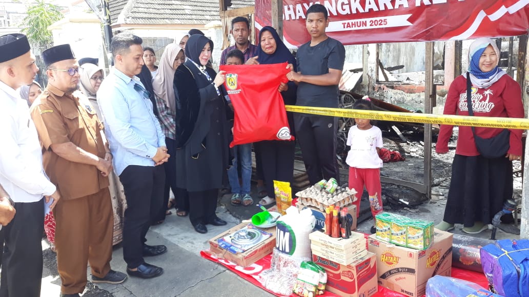 Walikota Banda Aceh Illiza Sa’aduddin Djamal Salurkan Bantuan Bagi Korban Kebakaran Di Blower, Sukaramai