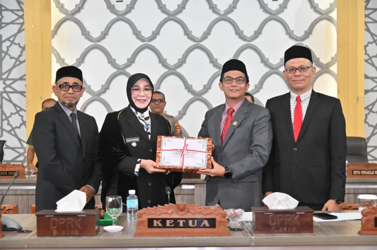 Pada Rapat Paripurna DPRK, Illiza Serahkan Raqan Pertangungjawaban APBK Banda Aceh 2024