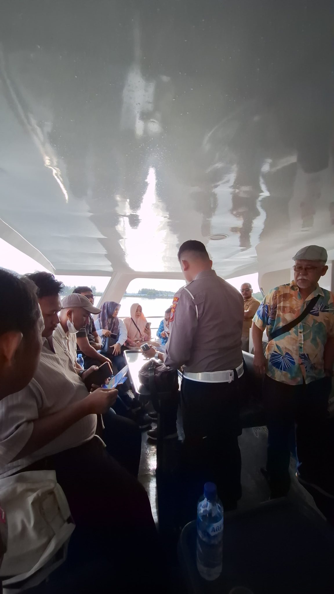 Polisi Sosialisasi Tertib Berlalu Lintas kepada Penumpang Kapal Express Bahari Sabang