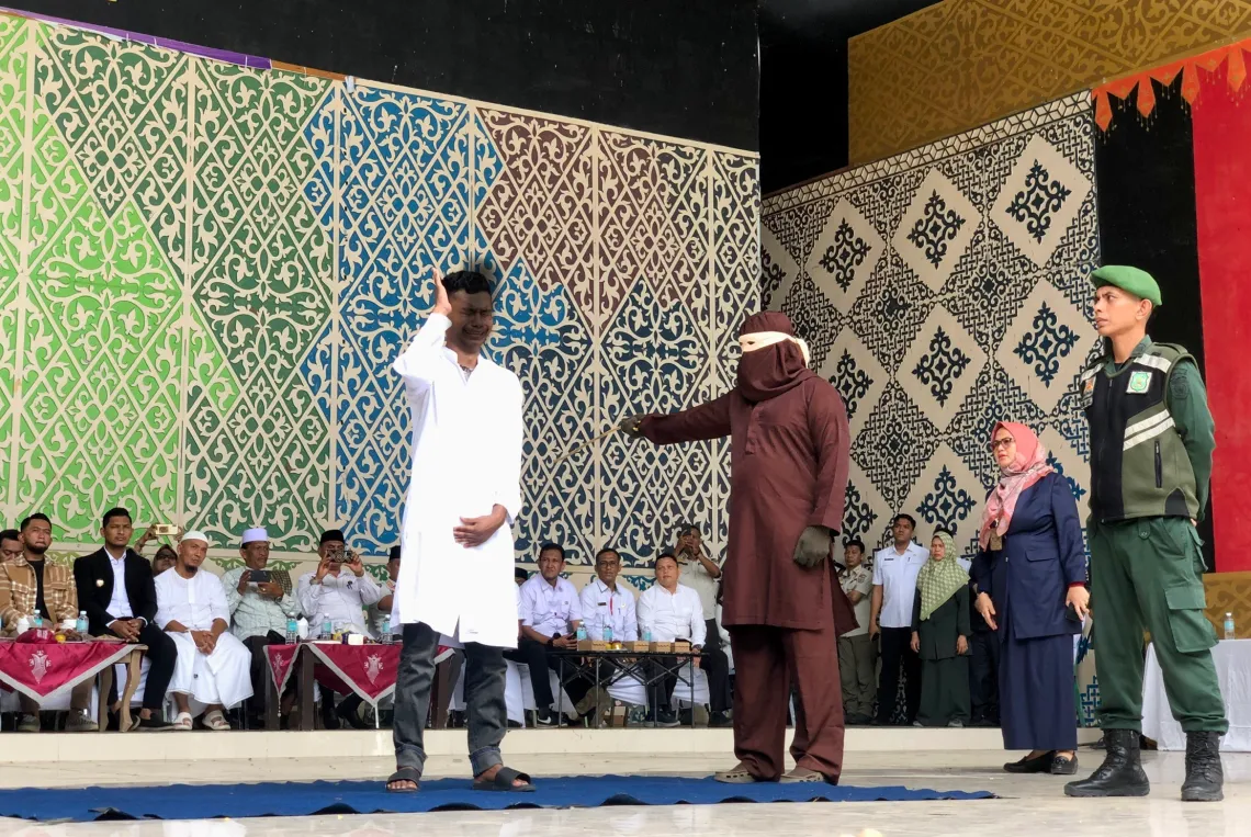 Sepasang Pelaku Zina Dicambuk 100 Kali di Banda Aceh