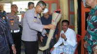 Tangis Haru Abdullah Terima Bantuan Kaki Palsu dari Kapolres Aceh Utara