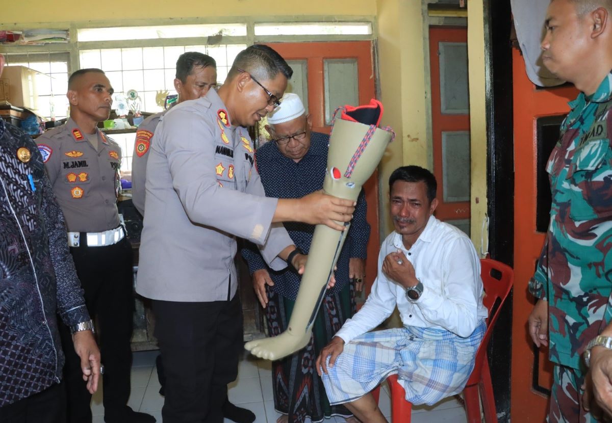 Tangis Haru Abdullah Terima Bantuan Kaki Palsu dari Kapolres Aceh Utara