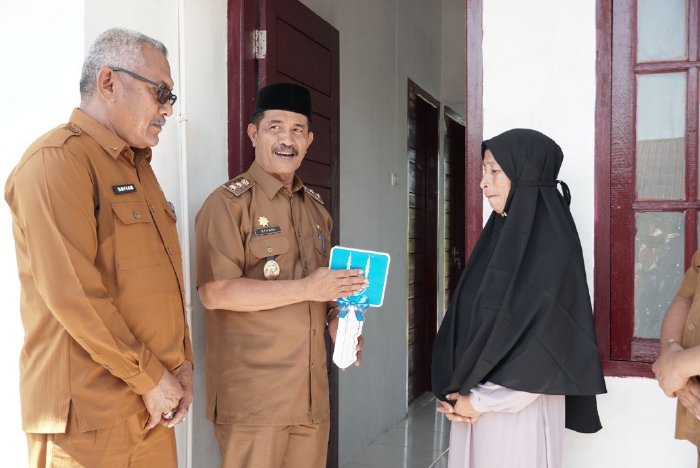 Wabup Aceh Besar Serahkan Rumah Bantuan Hasil Swadaya Warga