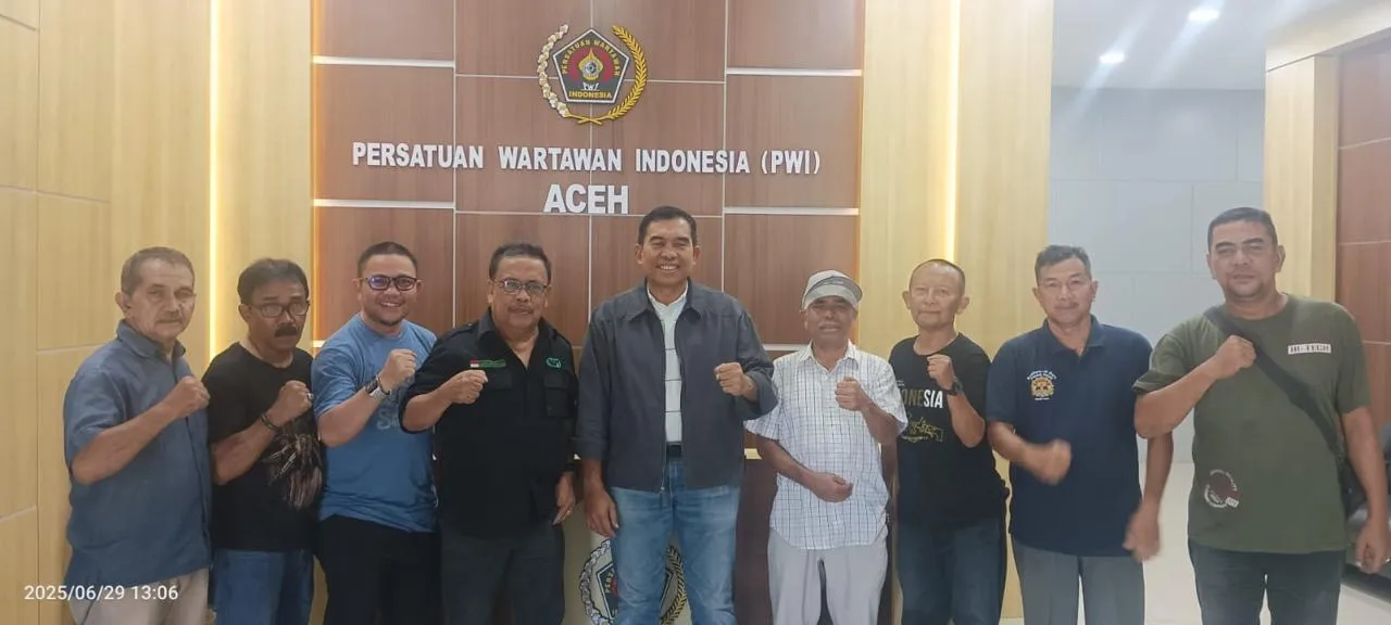Dalam Perjalanan ke Jakarta, Bupati Simeulue Silaturahmi ke PWI Aceh
