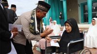 Kapolres Aceh Tengah Bagikan Paket Sembako dan Tali Asih ke Warga Kurang Mampu di Kampung Bebesen