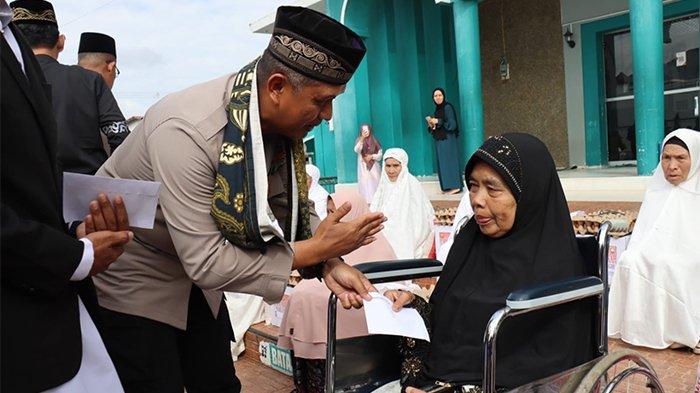 Kapolres Aceh Tengah Bagikan Paket Sembako dan Tali Asih ke Warga Kurang Mampu di Kampung Bebesen